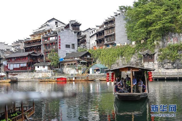 1月24日,江苏扬州,一大爷把奔驰车钥匙捡走,还回头故意按钥匙试探车辆,车主希望大爷能归还钥匙